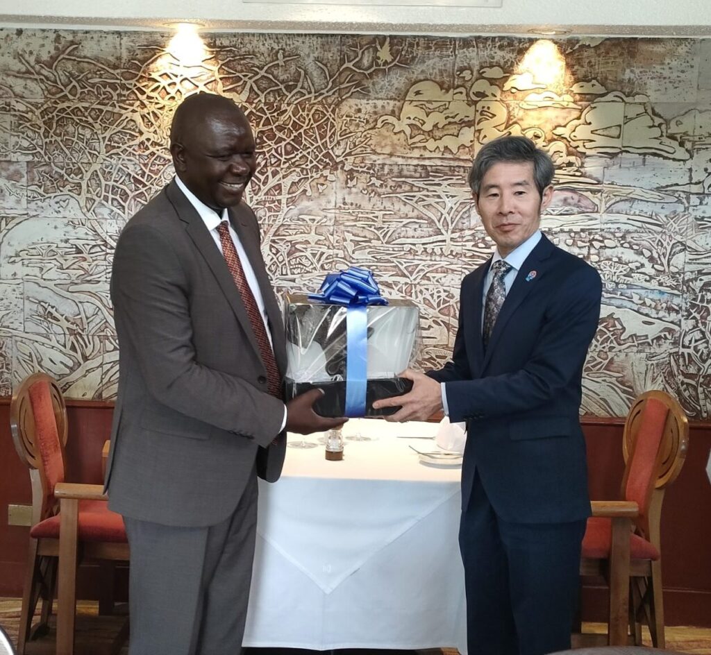 At Serena Hotel, Nairobi, GLOCEPS Executive Director, Dr K. Asembo bid farewell to the outgoing Ambassador of Japan to Kenya, His Excellency Ken Okaniwa who is ending his tour of duty in Kenya. It was a great moment to celebrate the fruitful collaboration between GLOCEPS and the Embassy since Amb Okaniwa arrived in Kenya. Particularly significant was the co-hosting of the Free and Open Indo-Pacific (FOIP) symposium on 28th February 2023. We wish H.E Amb Okaniwa all the best in his next assignment.